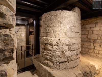 e i resti di pilastri circolari e cruciformi della Cattedrale del Mille crollata nel 1088 a seguito di un terremoto